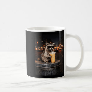 Lustiger Waschbär trinkt eisgekühlten Kaffee Tier Kaffeetasse