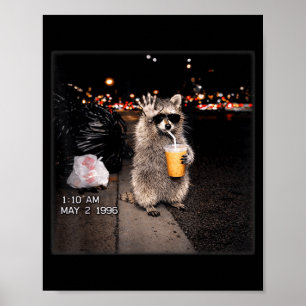 Lustiger Waschbär trinkt eisgekühlten Kaffee Tier Poster