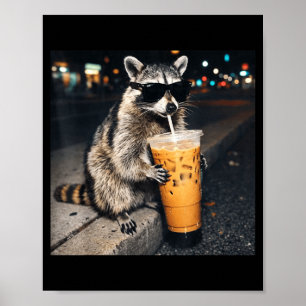 Lustiger Waschbär trinkt eisgekühlten Kaffee Tier Poster