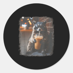 Lustiger Waschbär trinkt eisgekühlten Kaffee Tier  Runder Aufkleber