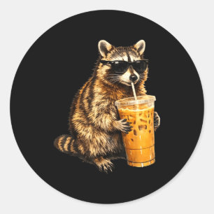 Lustiger Waschbär trinkt eisgekühlten Kaffee Tier Runder Aufkleber