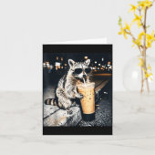 Lustiger Waschbär trinkt Eiskaffee Karte (Gelbe Blume)
