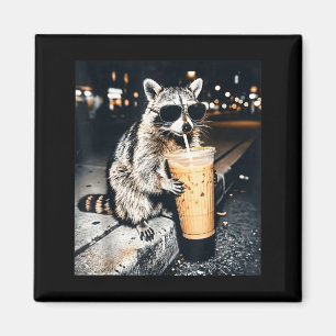 Lustiger Waschbär trinkt Eiskaffee Magnet