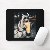 Lustiger Waschbär trinkt Eiskaffee Mousepad (Mit Mouse)