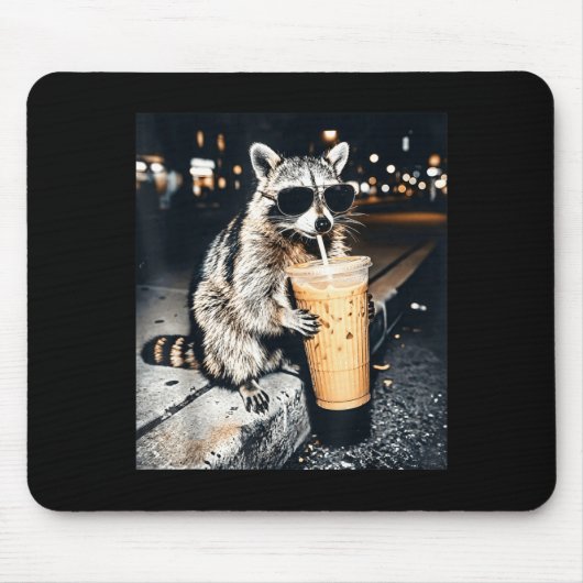 Lustiger Waschbär trinkt Eiskaffee Mousepad (Vorne)