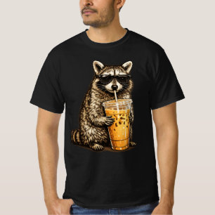 Lustiger Waschbär trinkt Eiskaffee — Retro-Tier  T-Shirt