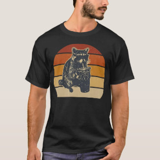 Lustiger Waschbär trinkt Eiskaffee Retro-Tier T-Shirt