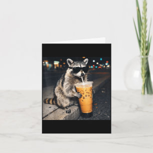 Lustiger Waschbär trinkt Eiskaffee Tier Meme Männe Karte
