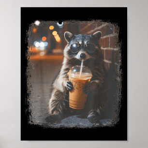 Lustiger Waschbär trinkt Eiskaffee Tier Meme Männe Poster
