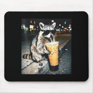 Lustiger Waschbär trinkt Milch süßes Design Mousepad