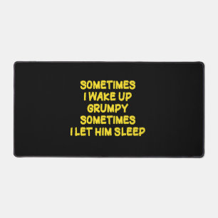 Lustiger Weck-Humor Grumpy Mornings für ihn Schreibtischunterlage