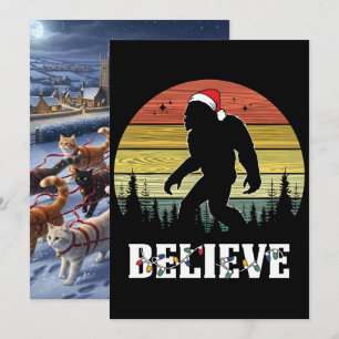Lustiger Weihnachts-Bigfoot mit Santa-Hut Feiertagskarte
