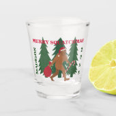 Lustiger WeihnachtsGeek Sankt Squatch Schnapsglas (Vorderseite)