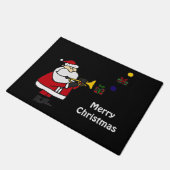 Lustiger Weihnachtsmann, der Trompete spielt Fußmatte (Schrägansicht)