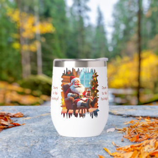 Lustiger Weihnachtsmann entspannt sich mit Rotwein
