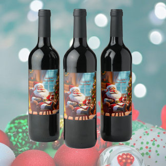 Lustiger Weihnachtsmann entspannt sich mit Rotwein Weinetikett