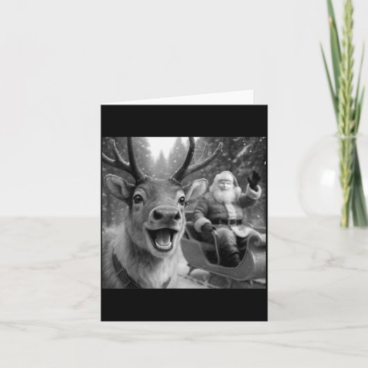 Lustiger Weihnachtsmann im Schlitten mit Rentier C Karte (Vorderseite)