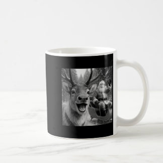 Lustiger Weihnachtsmann im Schlitten mit Rentier W Kaffeetasse