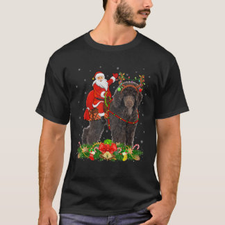 Lustiger Weihnachtsmann reitet auf Spielzeugpudel  T-Shirt