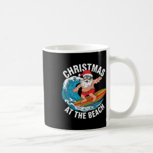 Lustiger Weihnachtsmann surft Weihnachten im Juli Kaffeetasse
