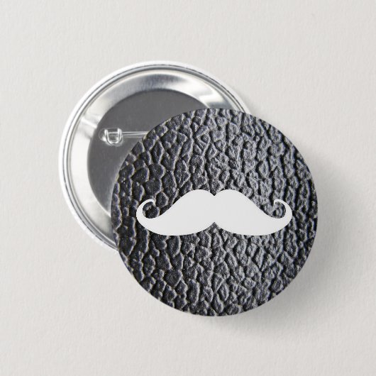 Lustiger weißer Schnurrbart auf schwarzem ledernem Button (Vorne & Hinten)