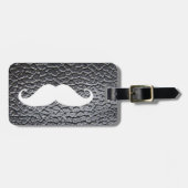 Lustiger weißer Schnurrbart auf schwarzem ledernem Gepäckanhänger (Vorderseite horizontal)