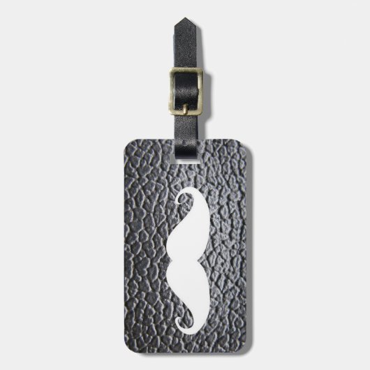 Lustiger weißer Schnurrbart auf schwarzem ledernem Gepäckanhänger (Vorderseite vertikal)