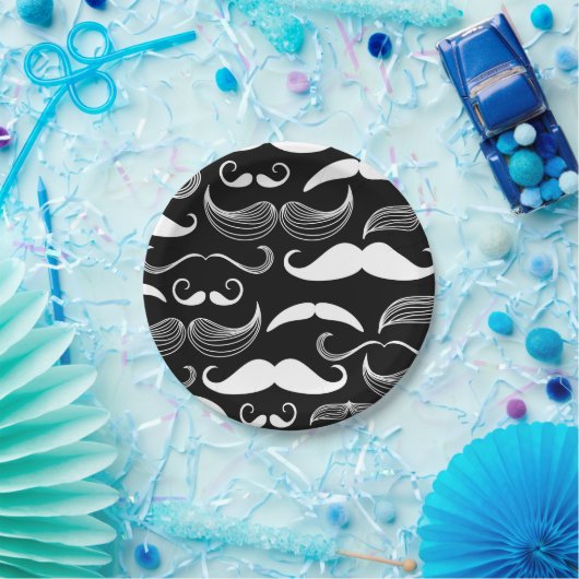 Lustiger weißer Schnurrbart-Entwurf auf schwarzem Pappteller (Party)