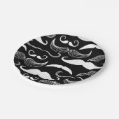 Lustiger weißer Schnurrbart-Entwurf auf schwarzem Pappteller (Schrägansicht)