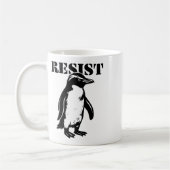 Lustiger Widerstand Pinguin Protest gegen Zölle  Kaffeetasse (Links)