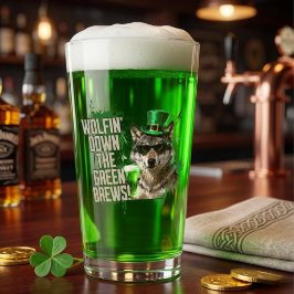 Lustiger Wolf beim Herunterstürzen grüner Biere am Glas