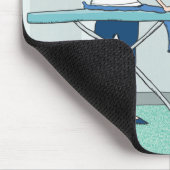 Lustiger Wrinkly Shar-Pei Hund misstrauisch vom Mousepad (Ecke)