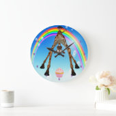 Lustiger wunderlicher Giraffen-kleiner Kuchen u. Große Wanduhr (Zuhause)