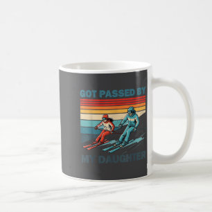 Lustiger wurde von Tochter beim Skifahren überholt Kaffeetasse