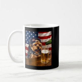 Lustiger Yorkshire-Terrier trinkt Bier am 4. Juli Kaffeetasse