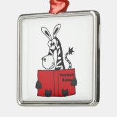 Lustiger Zebra-Lesefußball ordnet Buch an Silbernes Ornament (Links)
