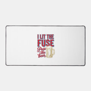 Lustiges Bier-Feuerwerk Vintage-Shirt-Design_1 Schreibtischunterlage