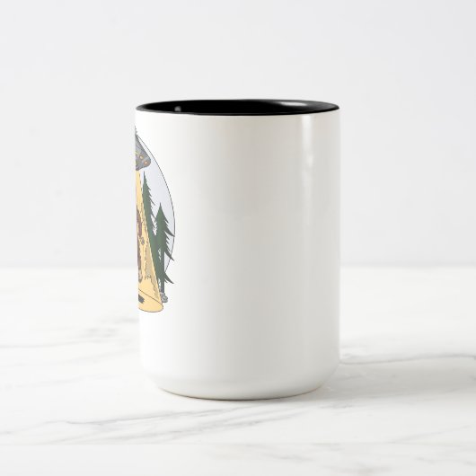 Lustiges Bigfoot-alien-Abduktions-Raum UFO Zweifarbige Tasse (Mittel)