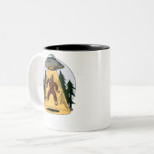Lustiges Bigfoot-alien-Abduktions-Raum UFO Zweifarbige Tasse (Vorderseite Links)