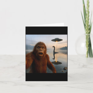 Lustiges Bigfoot-Selfie mit Loch Ness Monster und  Karte