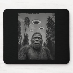 Lustiges Bigfoot- und UFO-Selfie  Mousepad