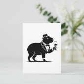 Lustiges Capybara-Weinglas Minimalist Modern Postkarte (Stehend Vorderseite)