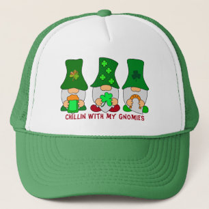 Lustiges Chillen mit meinen Gnomies St. Patricks T Truckerkappe