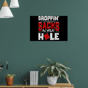 Lustiges Cornhole-Team, das Säcke in dein Loch fal Poster
