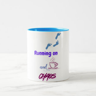Lustiges Design auf Kaffee und Chaos Zweifarbige Tasse