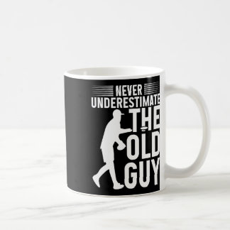 Lustiges Disc-Golf-Shirt: Unterschätze niemals den Kaffeetasse