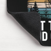 Lustiges Disc Golf trifft Bäume und flucht Retro D Mousepad (Ecke)