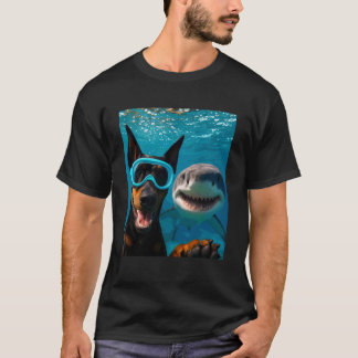 Lustiges Dobermann Pinscher-Hund Selfie mit Hai-Oz T-Shirt