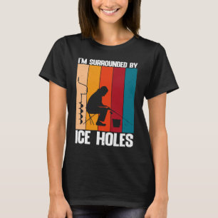 Lustiges Eisangeln Ich bin umgeben von Eislöchern T-Shirt