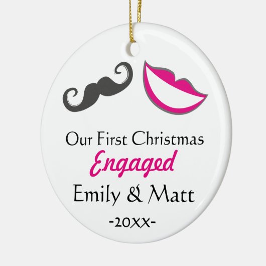 Lustiges erstes Weihnachten verlobt Keramikornament (Links)